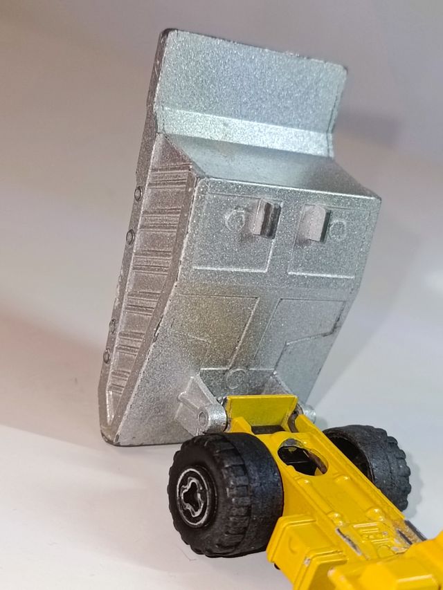 CAMION BENNE CARRIERE VOLQUETE 1/64 MAJORETTE