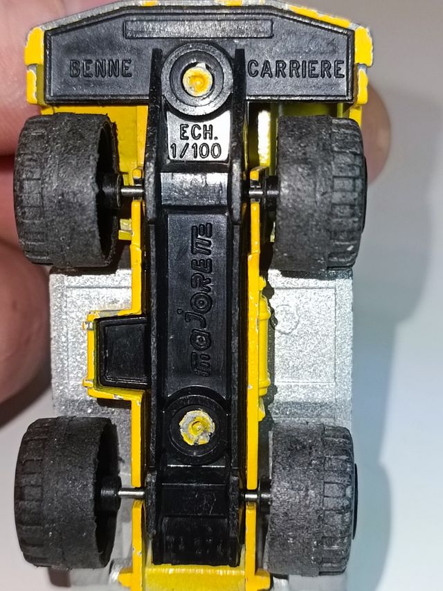 CAMION BENNE CARRIERE VOLQUETE 1/64 MAJORETTE