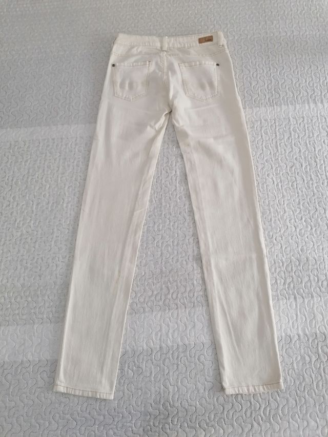 Vaquero Pull&Bear pitillo blanco