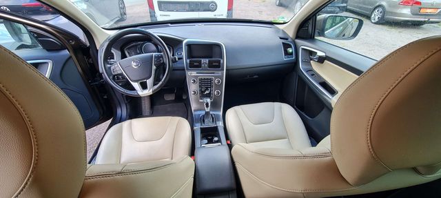 Volvo XC60 D4 SÚMMUM GARANTÍA PREMIUM 12 MESES