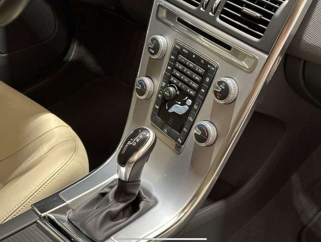 Volvo XC60 D4 SÚMMUM GARANTÍA PREMIUM 12 MESES