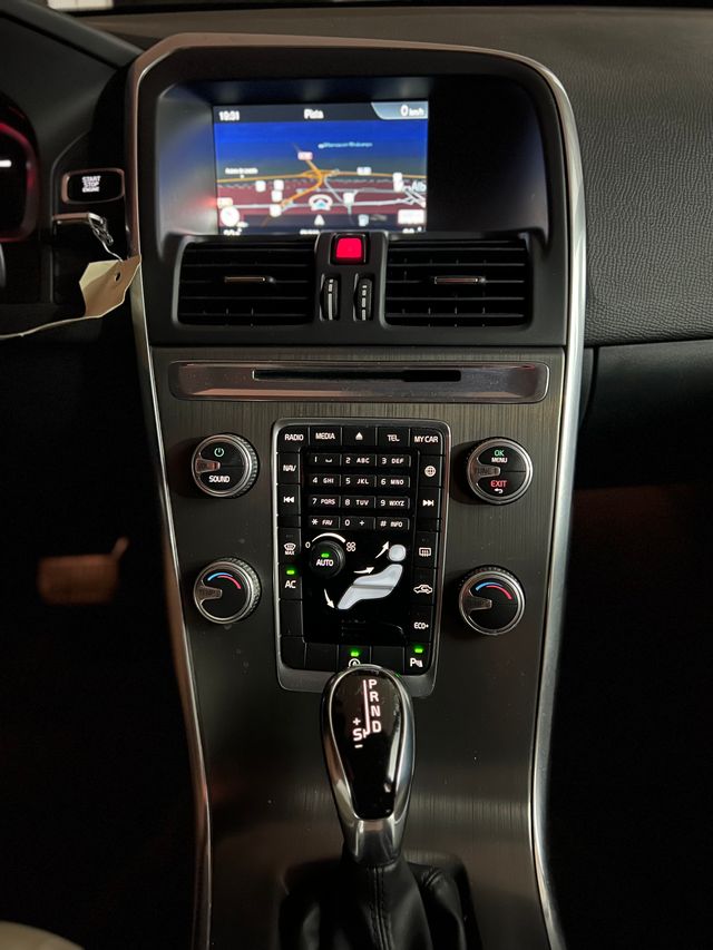 Volvo XC60 D4 SÚMMUM GARANTÍA PREMIUM 12 MESES