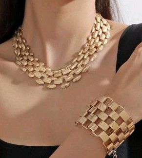 Gargantilla y brazalete dorado 