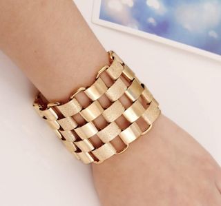 Gargantilla y brazalete dorado 