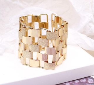 Gargantilla y brazalete dorado 