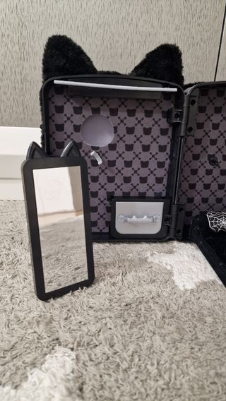 Na, Na, Na Surprise Gato Negro