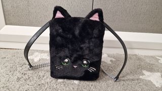 Na, Na, Na Surprise Gato Negro