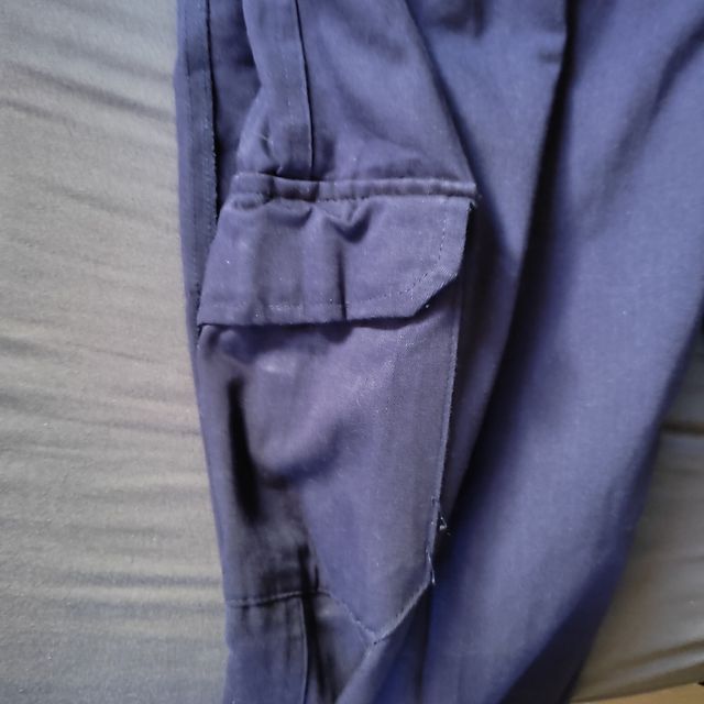Queda un pantalón azul