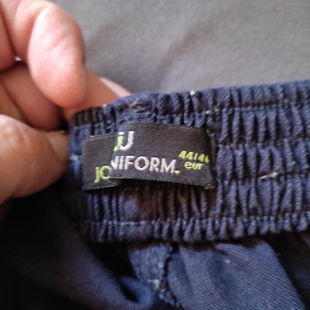 Queda un pantalón azul