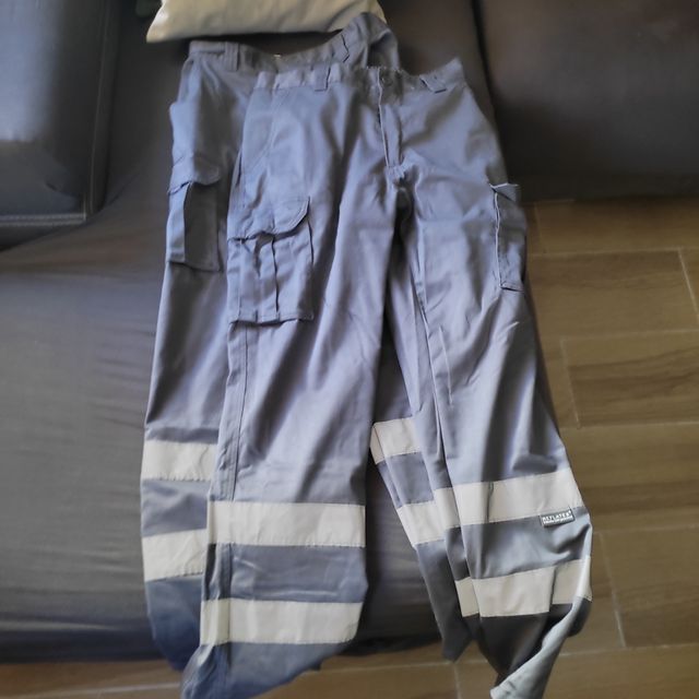 Queda un Pantalon trabajo gris