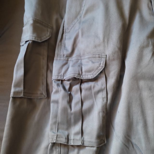 Queda un Pantalon trabajo gris