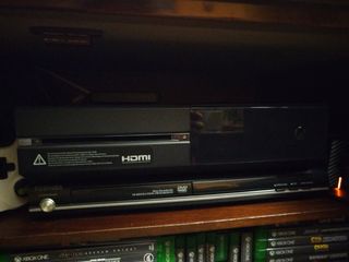 Xbox One 500g + mandos xbox + 2 videojuegos