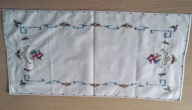 CENTROTAVOLA RICAMATO A MANO