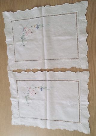 COPPIA DI TOVAGLIETTE RICAMATE A MANO