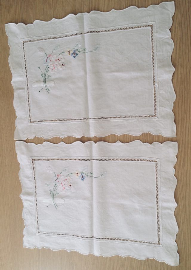 COPPIA DI TOVAGLIETTE RICAMATE A MANO