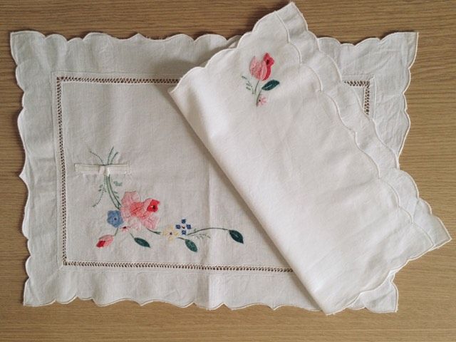 COPPIA DI TOVAGLIETTE RICAMATE A MANO