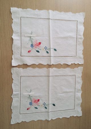 COPPIA DI TOVAGLIETTE RICAMATE A MANO