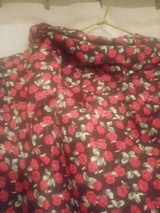 Camisa de flores con tonos rojo y verde,