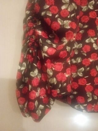 Camisa de flores con tonos rojo y verde,