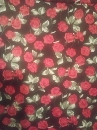 Camisa de flores con tonos rojo y verde,