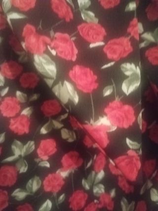 Camisa de flores con tonos rojo y verde,