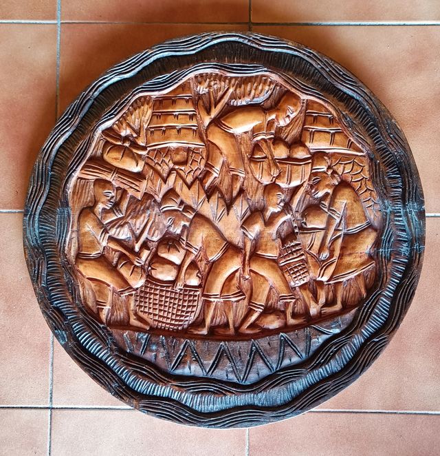 Cuadro de madera tallada redondo