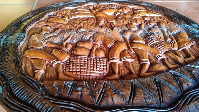 Cuadro de madera tallada redondo