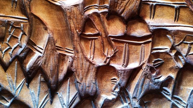 Cuadro de madera tallada redondo