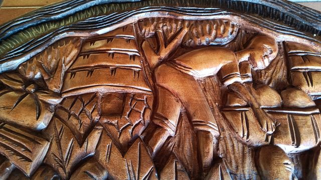 Cuadro de madera tallada redondo