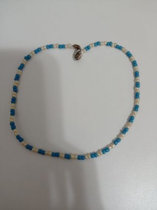 Collar de abalorios blanco y azul claro