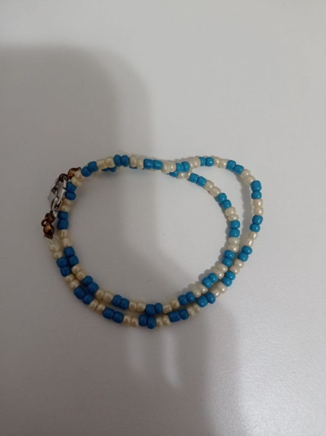Collar de abalorios blanco y azul claro