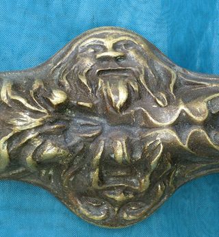 ANTIGUA PIEZA DE BRONCE MONJE TRES CARAS TIRADOR