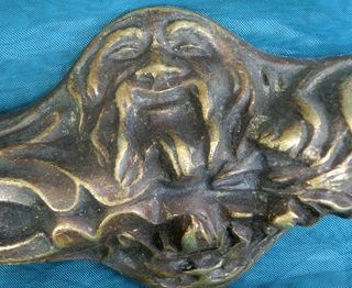 ANTIGUA PIEZA DE BRONCE MONJE TRES CARAS TIRADOR