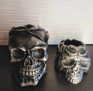 Coppia vasi teschio fioriera stilizzati