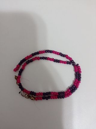 Collar de abalorios morados y fucsias
