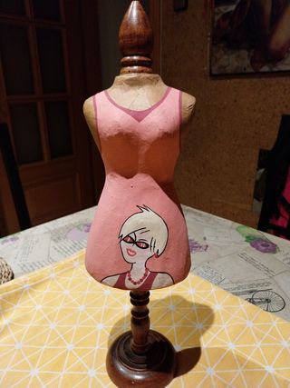 Maniquí para colgar joyas 43 cm.