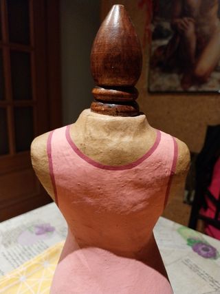 Maniquí para colgar joyas 43 cm.