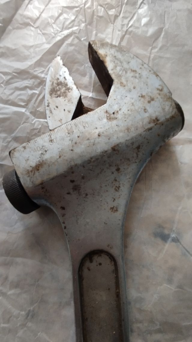 Llave inglesa. Precio por unidad.