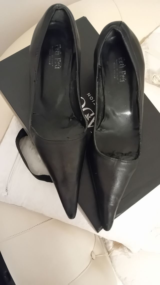 Décolleté a punta in pelle