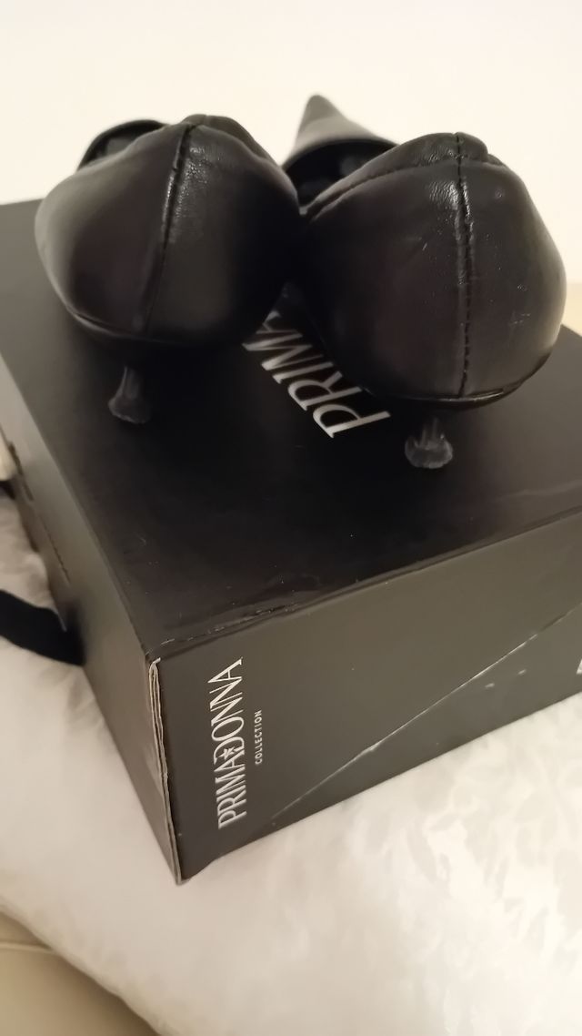 Décolleté a punta in pelle