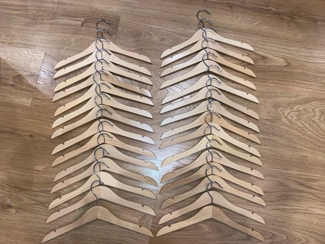 30 perchas pequeñas de madera