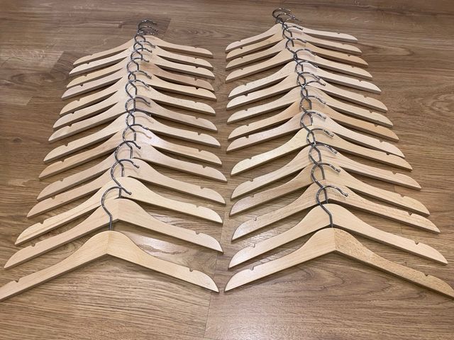 30 perchas pequeñas de madera