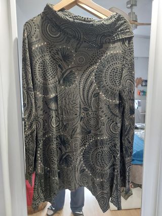 Camiseta bordada en tonos verde y oro