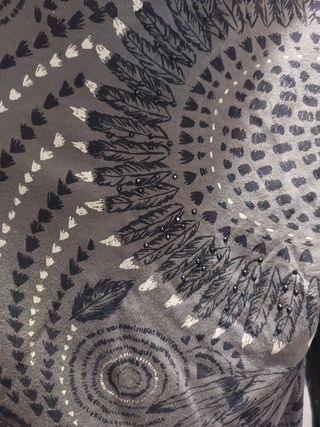 Camiseta bordada en tonos verde y oro