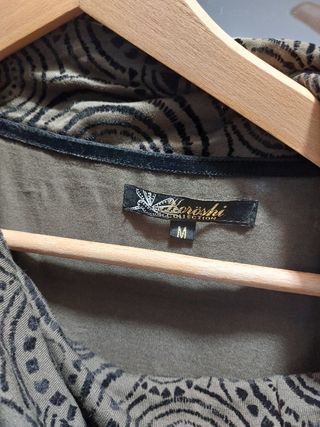 Camiseta bordada en tonos verde y oro