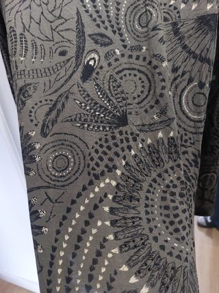 Camiseta bordada en tonos verde y oro