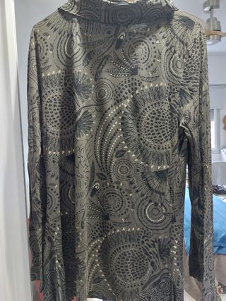 Camiseta bordada en tonos verde y oro