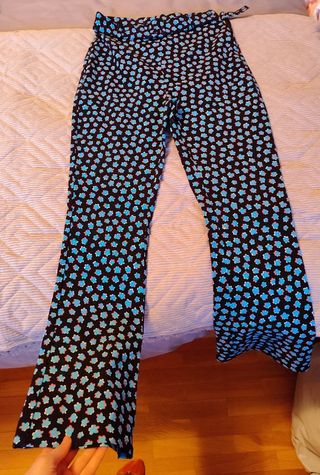 Pantalón acampanado estampado flores