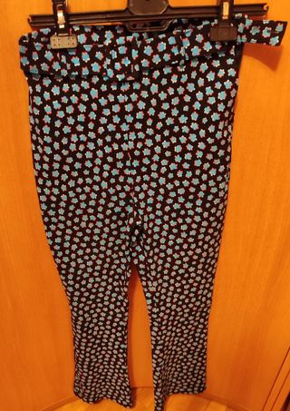 Pantalón acampanado estampado flores