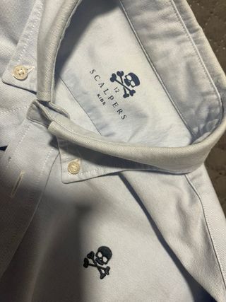 Camisa azul y blanca de Scalpers